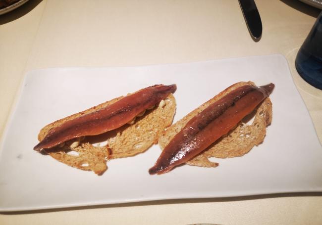 Las anchoas XXL en una tosta crujiente.