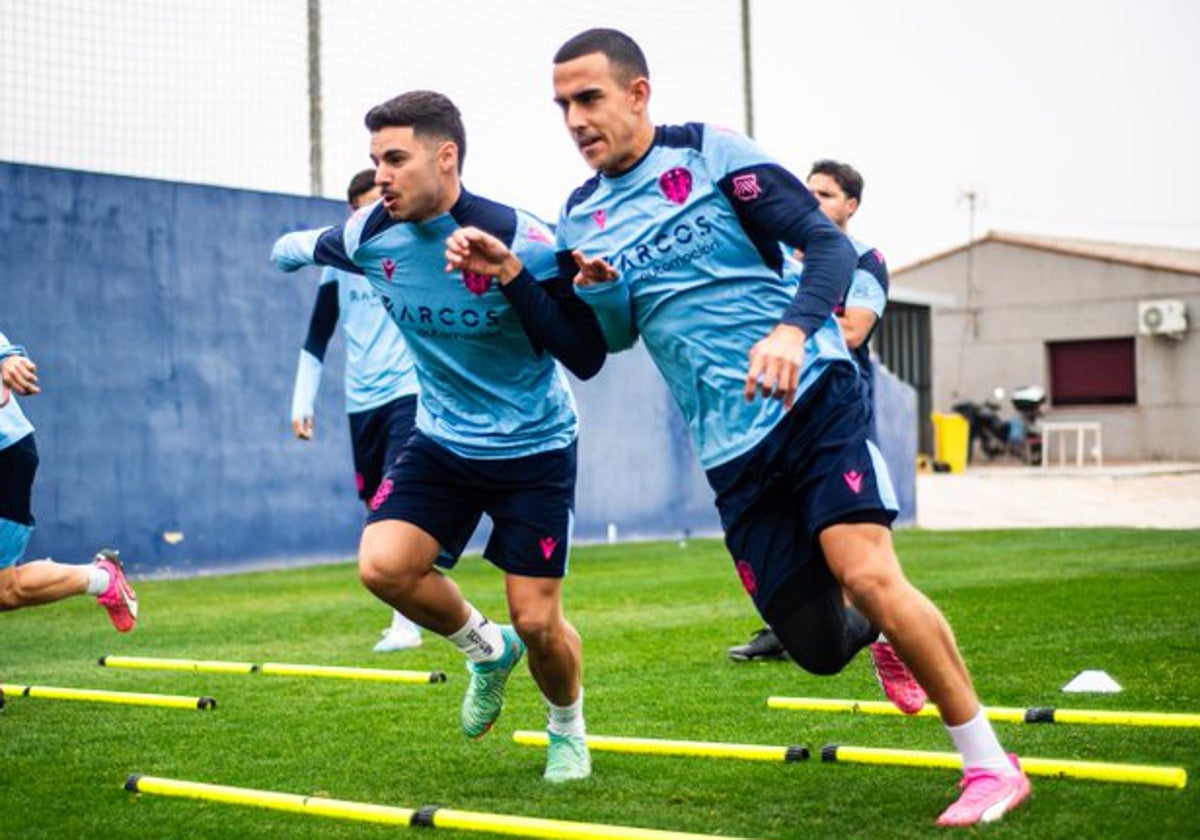 Algobia (derecha) en el entrenamiento de hoy en Buñol