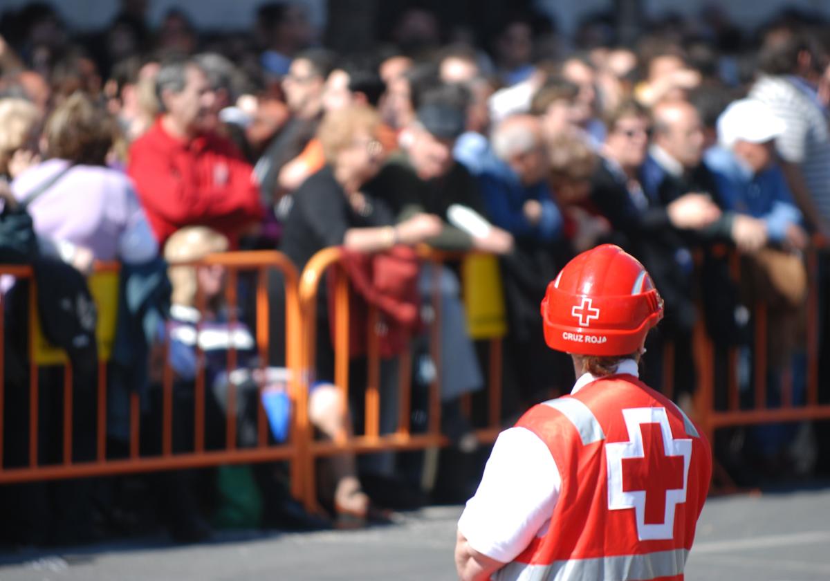 Efectivos de la Cruz Roja en una mascletà de las Fallas 2024.