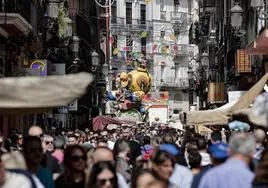 Una calle de Valencia durante las Fallas 2024.