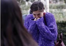 Una mujer se protege del frío en Valencia.