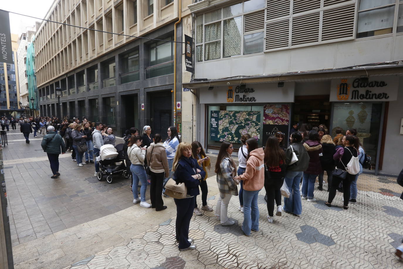 Primeras colas por las rebajas falleras