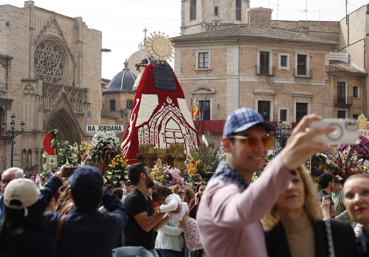 El manto de la Virgen atrae a miles de personas.