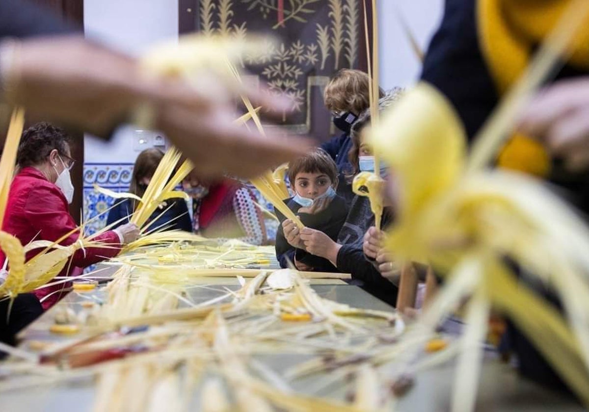 Un taller de palmas celebrado en Gandia.