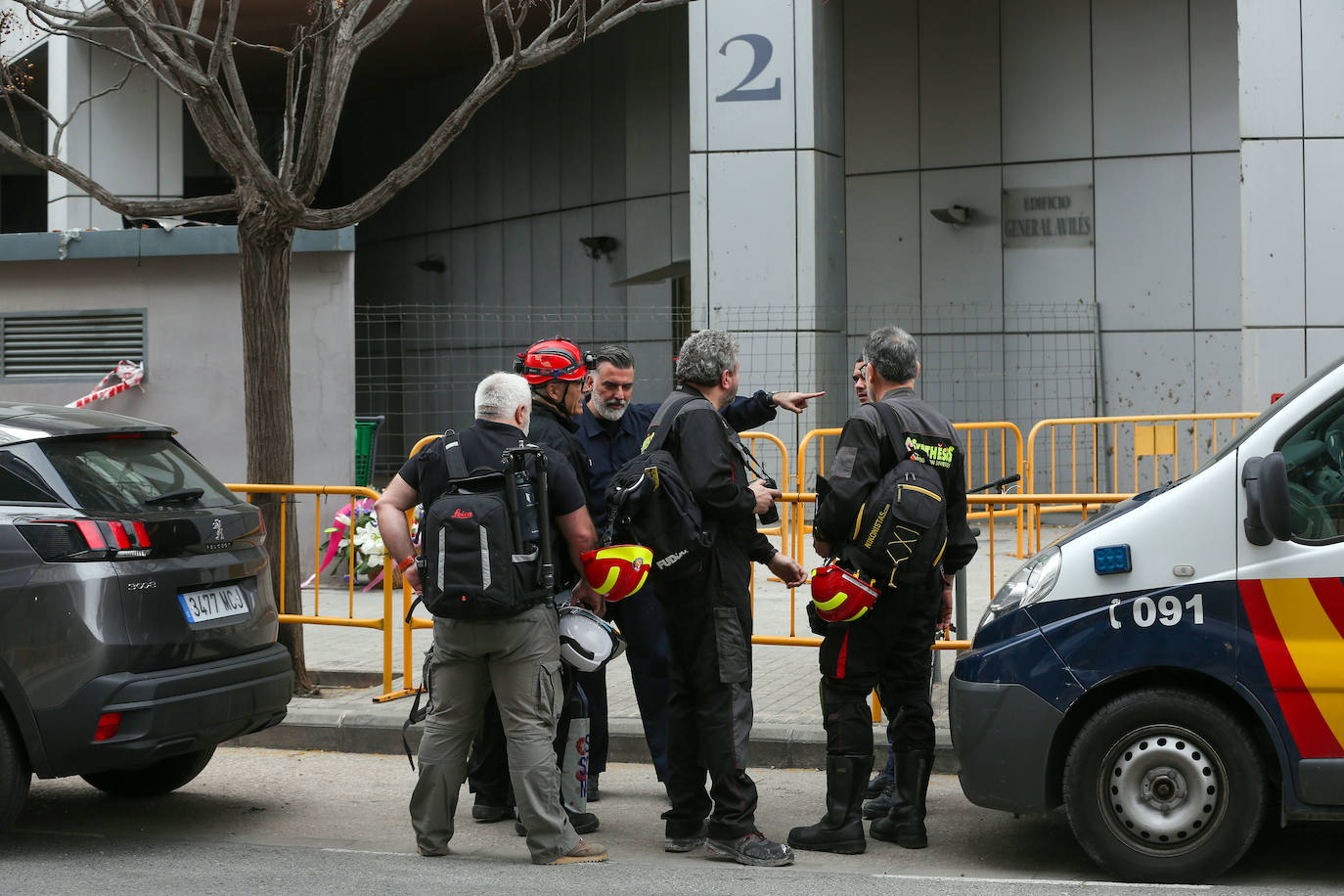 Fotos: los peritos entran en el edificio incendiado en Campanar