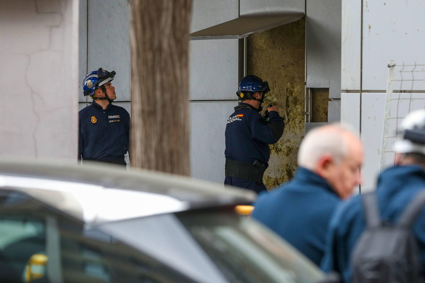 Fotos: los peritos entran en el edificio incendiado en Campanar