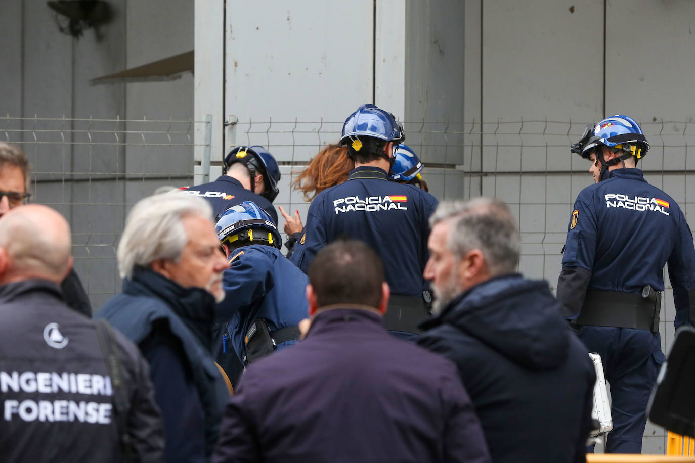 Fotos: los peritos entran en el edificio incendiado en Campanar