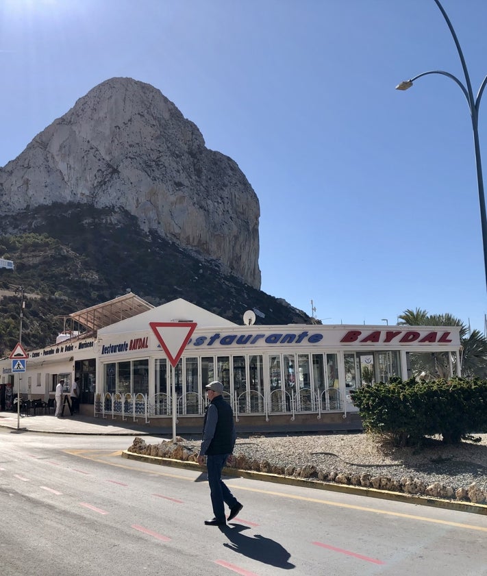 Imagen secundaria 2 - El restaurante en 1947, una imagen de la familia Bayda con Salvador a la derecha, y una estampa actual.