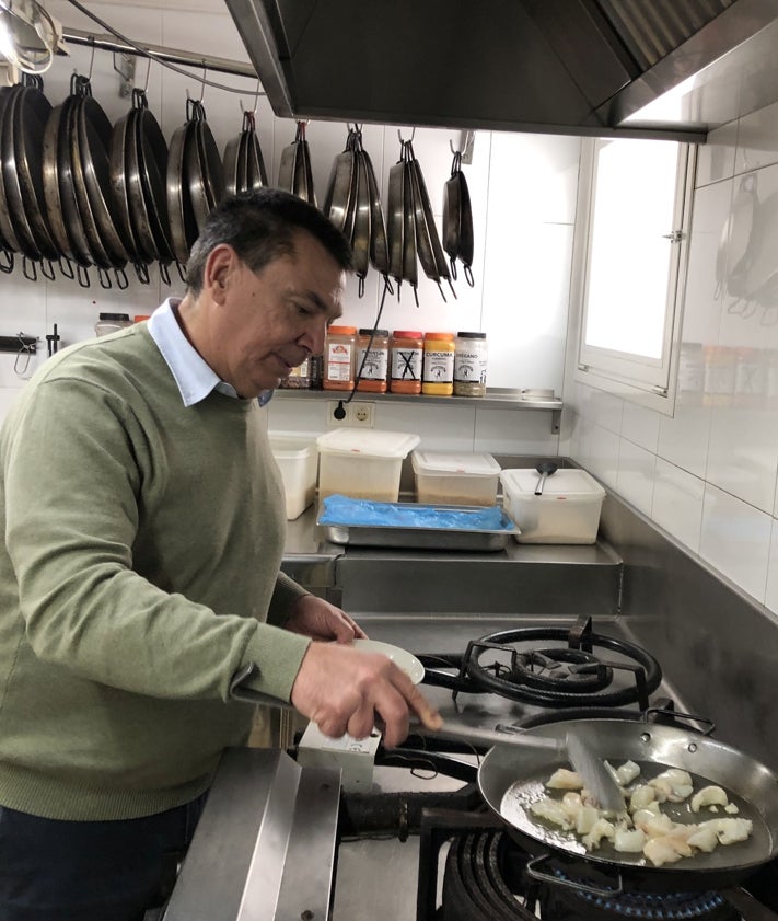 Imagen secundaria 2 - José Baydal preparando el arròs del senyoret. 