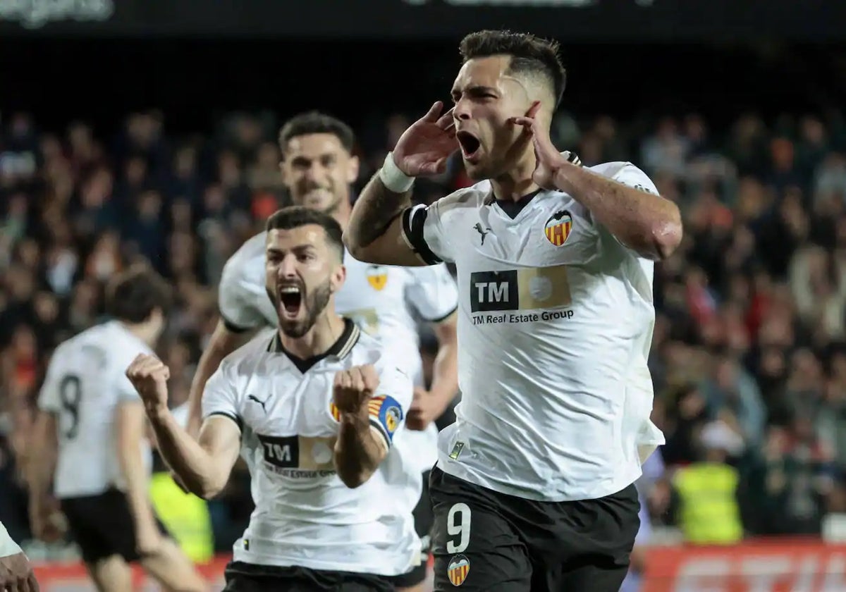 Hugo Duro, celebrando un gol con el Valencia.