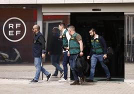 Un agente de la Europol y varios agentes de la Unidad Central Operativa (UCO) de la Guardia Civil salen de la Real Federación Española de Fútbol (RFEF)