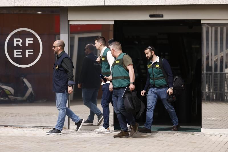 Un agente de la Europol y varios agentes de la Unidad Central Operativa (UCO) de la Guardia Civil salen de la Real Federación Española de Fútbol (RFEF)