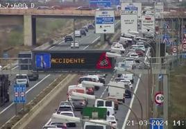 Un accidente múltiple colapsa la V-30 en Valencia