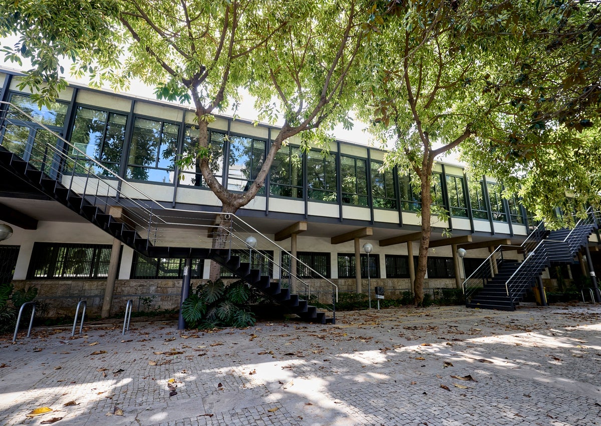 Imagen secundaria 1 - Edificio Moroder, de Fisac; antigua facultad de Derecho, de Moreno Barberá; y antiguo Banco de Valencia, de Goerlich.