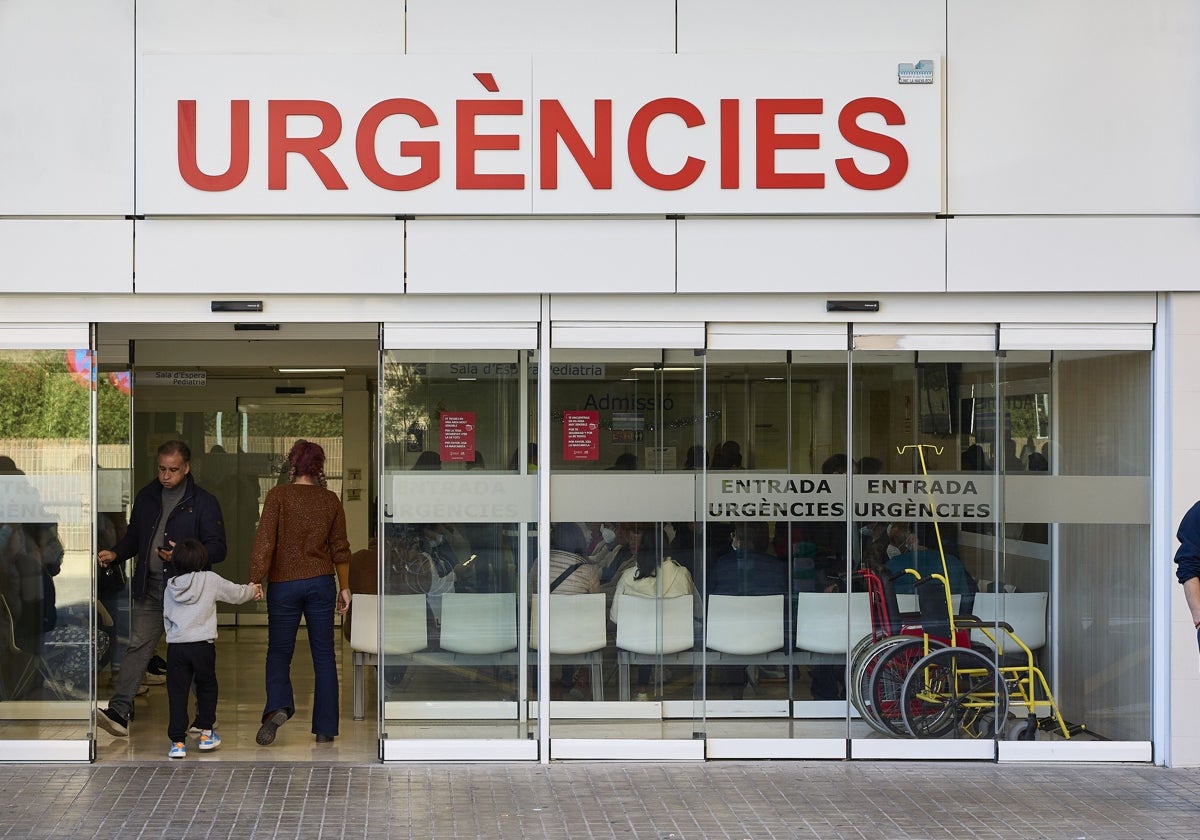 La entrada a Urgencias del hospital Clínico, llena de pacientes.