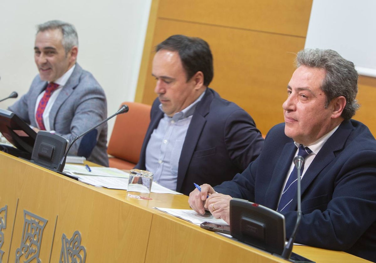 Barrachina, Pérez Llorca y Llanos, durante la presentación de la proposición de ley.