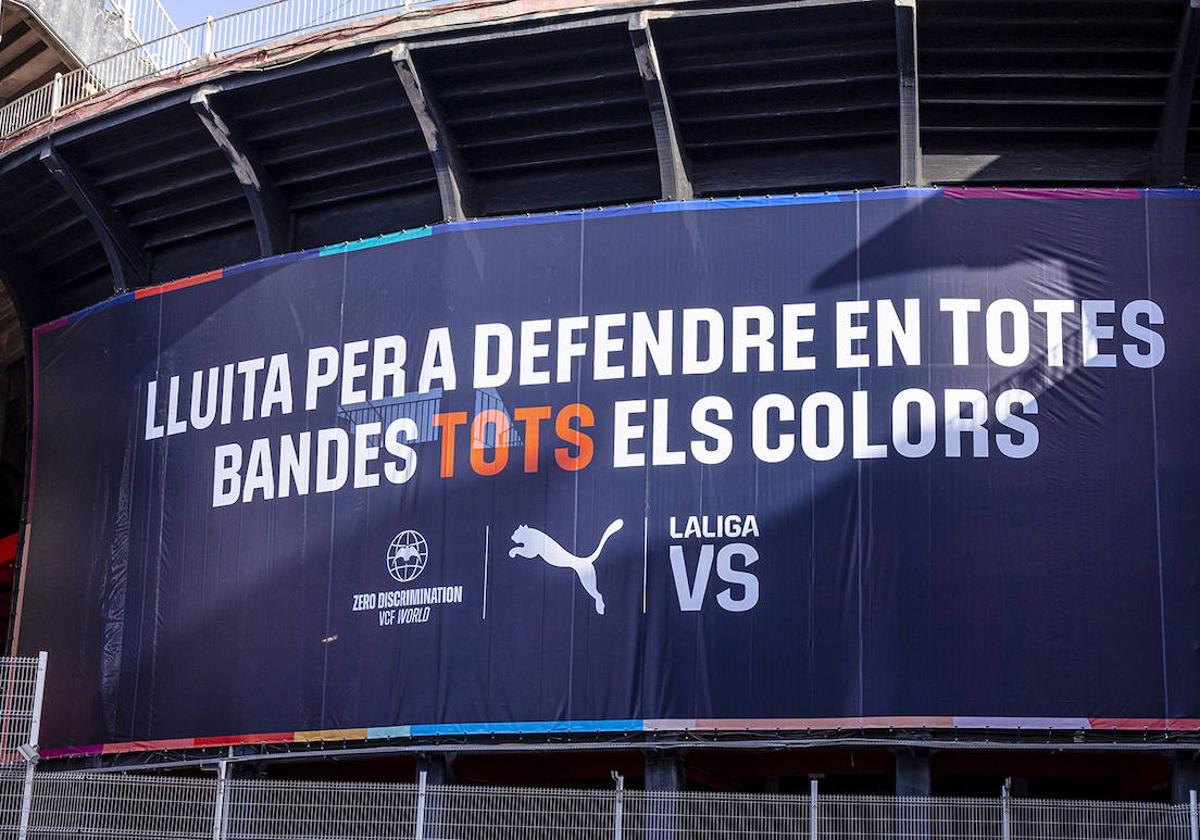 La nueva lona que luce en Mestalla.