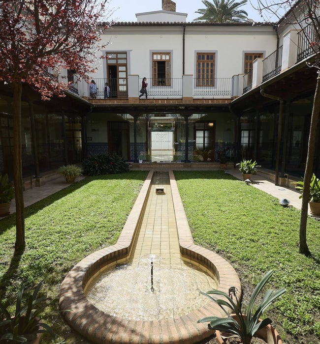 Claustro del edificio de la Gran Asociación con columnas de hierro.