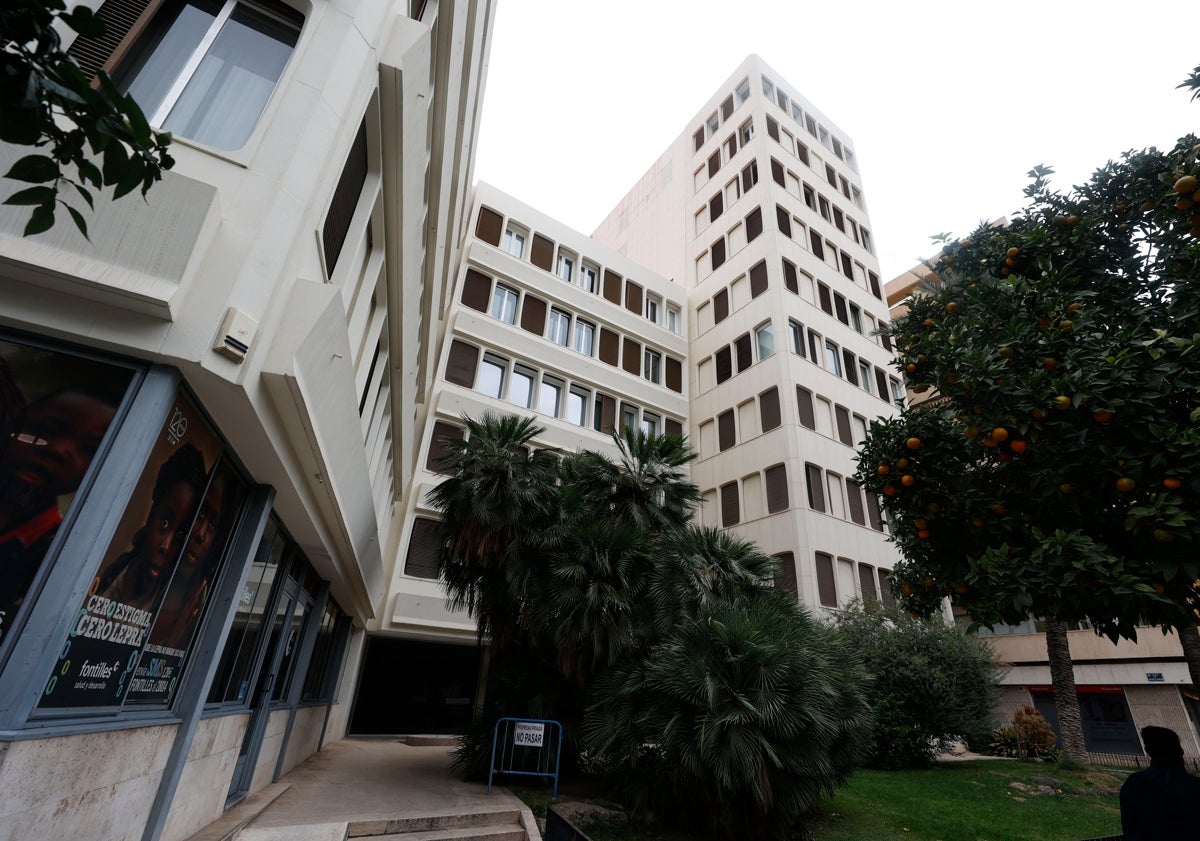 Imagen principal - Edificio Moroder, de Fisac; antigua facultad de Derecho, de Moreno Barberá; y antiguo Banco de Valencia, de Goerlich.