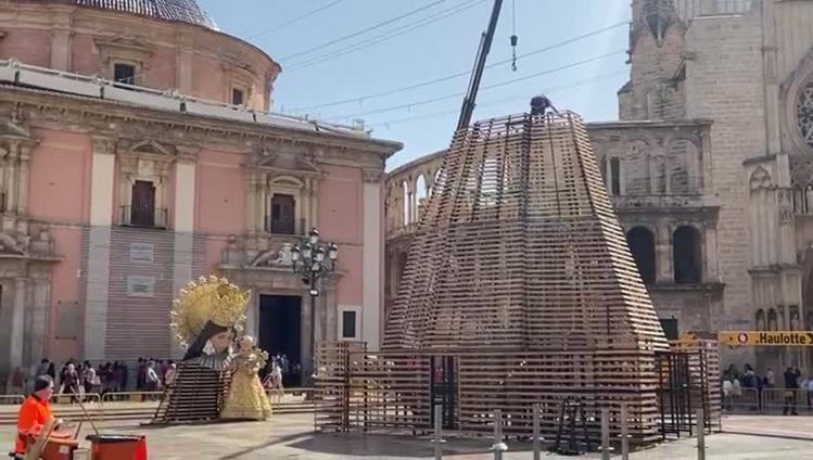 Retiran el cadafal de la Virgen de los Desamparados de la plaza