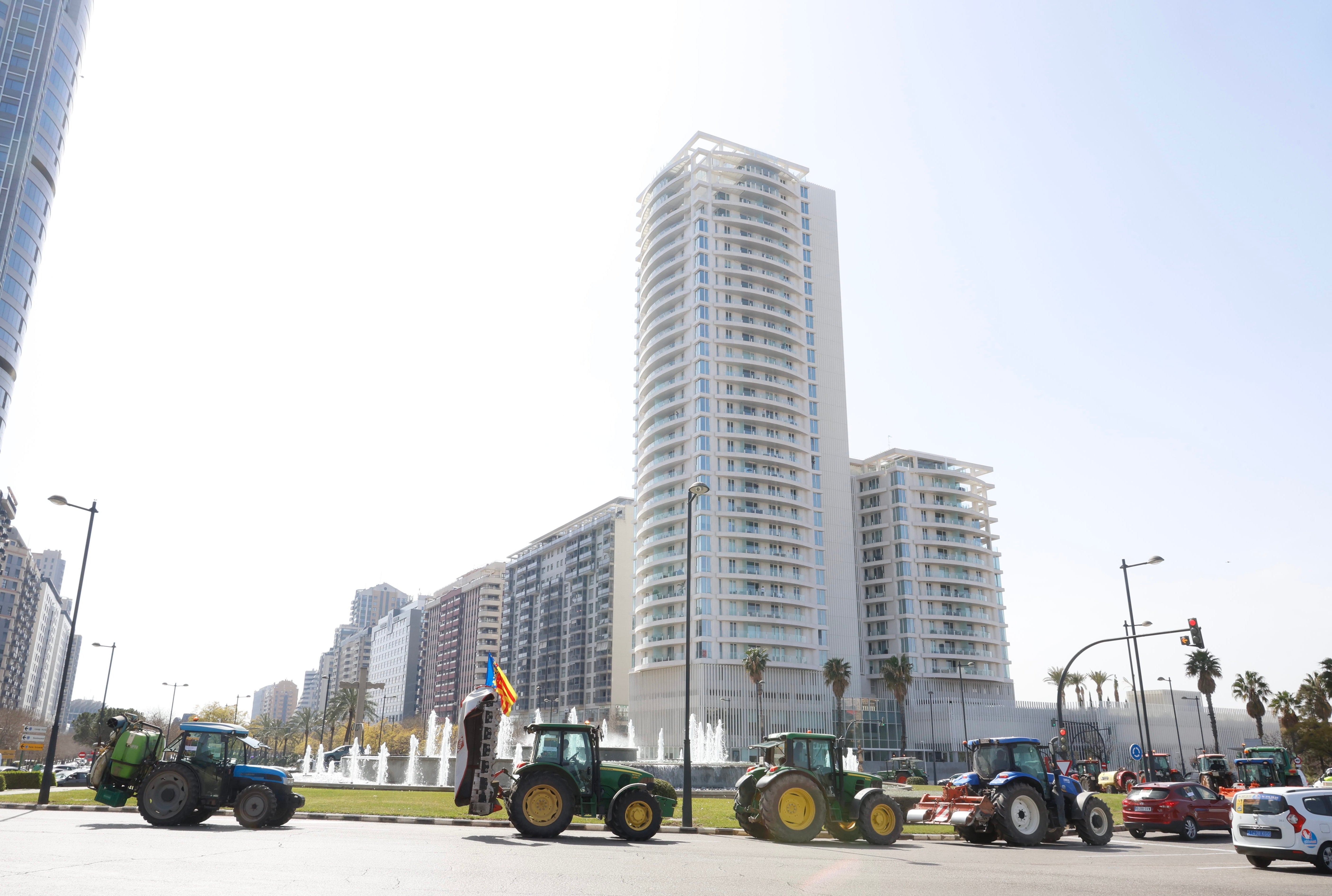 Los agricultores valencianos vuelven a tomar la calle con sus tractores, en imágenes