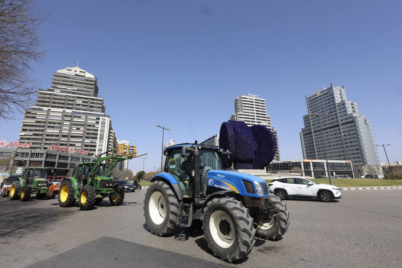 Los agricultores valencianos vuelven a tomar la calle con sus tractores, en imágenes