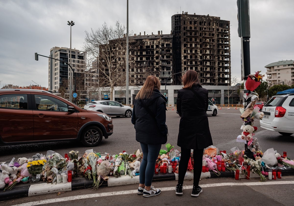 Flores depositadas ante el edifico incendiado.