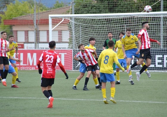 La defensa dianense despejando un ataque rival.