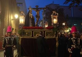 Las imágenes del Santisimo Cristo del Perdón y María Santísima de la Misericordia a su salida este viernes de la parroquia San Ramón Nonato de Madrid.