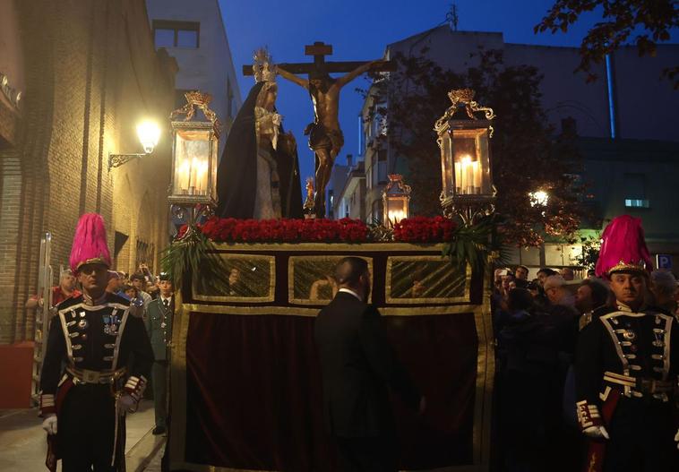 Las imágenes del Santisimo Cristo del Perdón y María Santísima de la Misericordia a su salida este viernes de la parroquia San Ramón Nonato de Madrid.