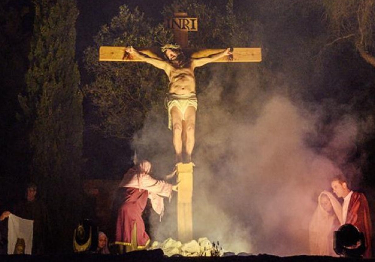 Un instante del Vía Crucis Viviente de Santa Anna.