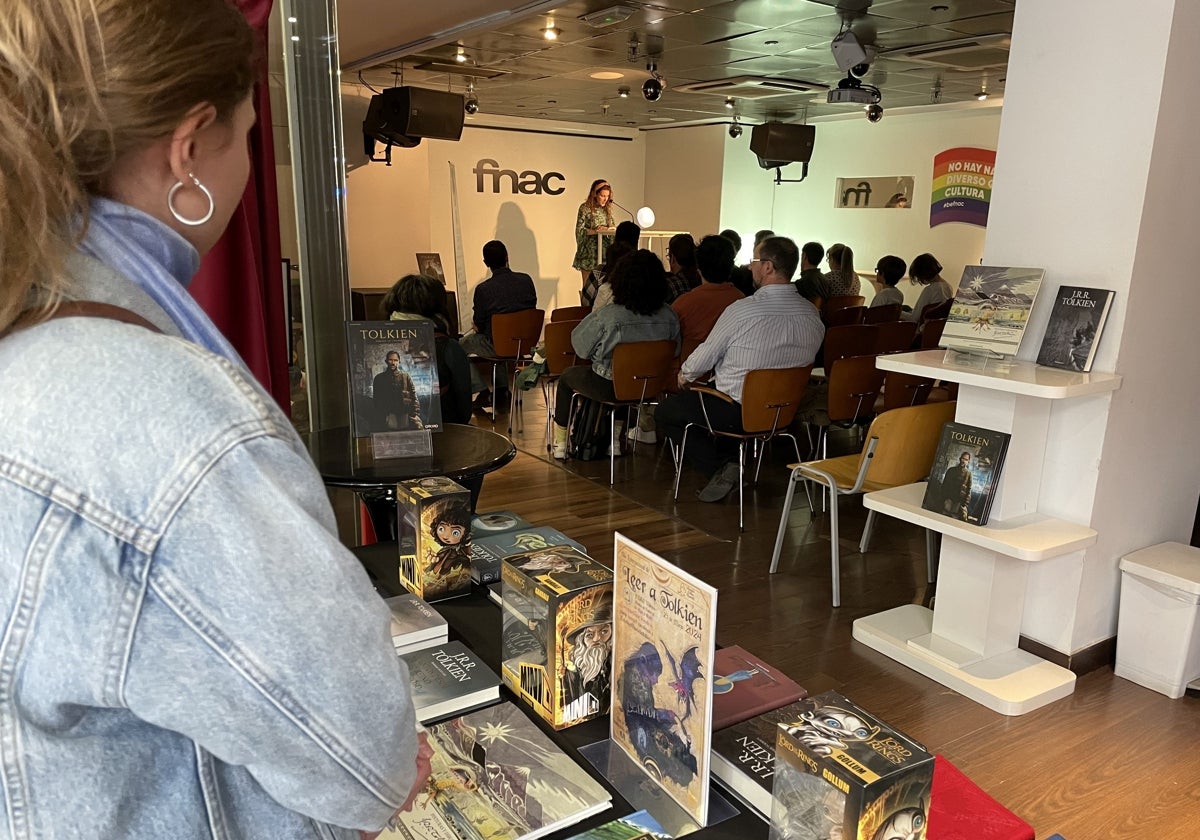 El acto de este sábado celebrado en la Fnac de Valencia.