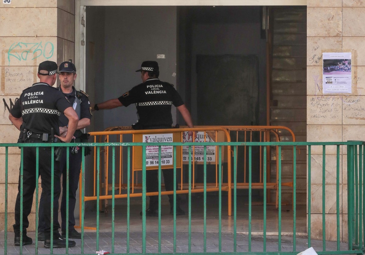 Agentes de la Policía Local, durante una intervención en una imagen de archivo.