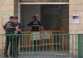 Agentes de la Policía Local, durante una intervención en una imagen de archivo.