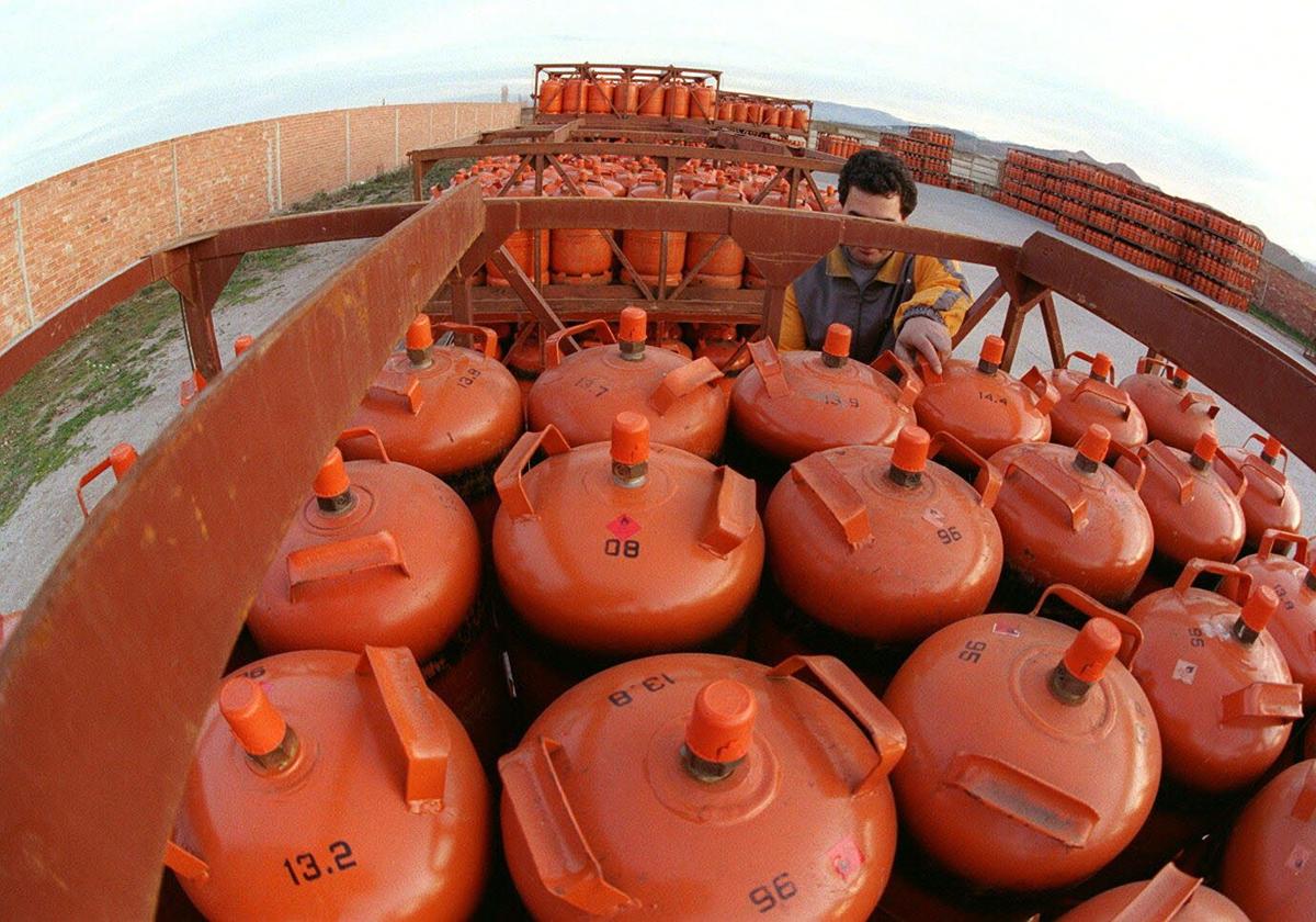 Bombonas de gas butano en un almacén.