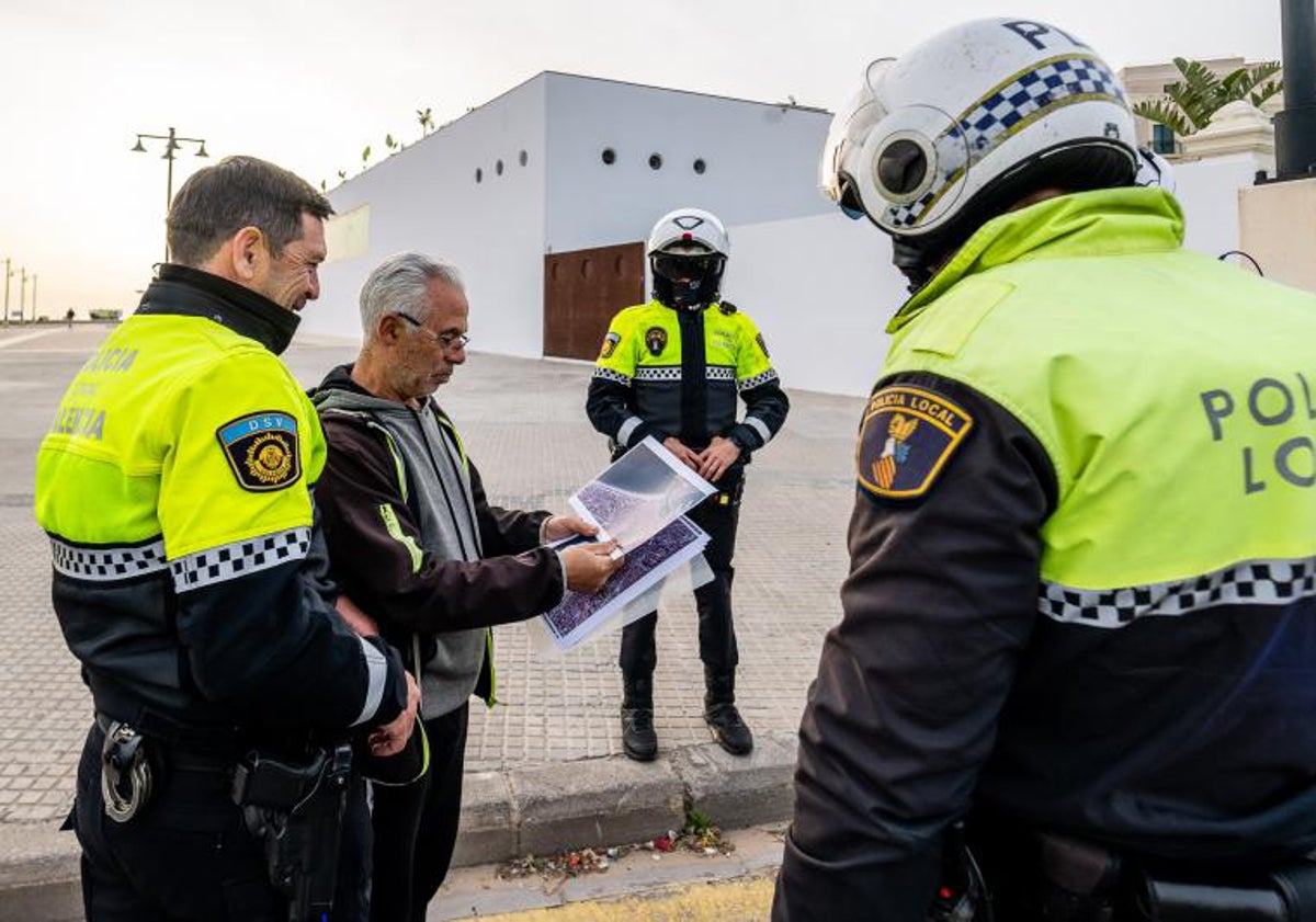 Imagen principal - Vicent García explica el circuito a los agentes, los jueces en la zona de salida y meta, y detalle del trazado, que se adentra este año a la Marina Real.