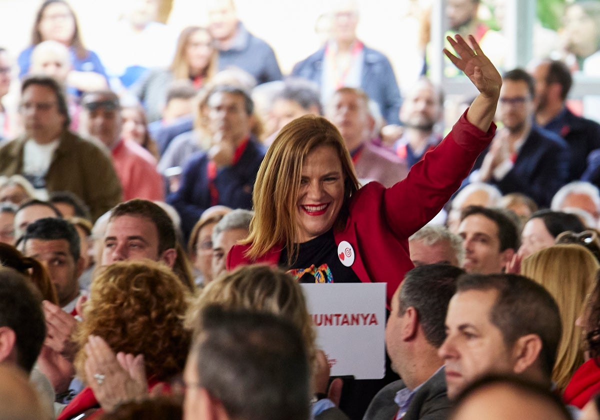 Pilar Bernabé saluda a los asistentes a la clausura del congreso.