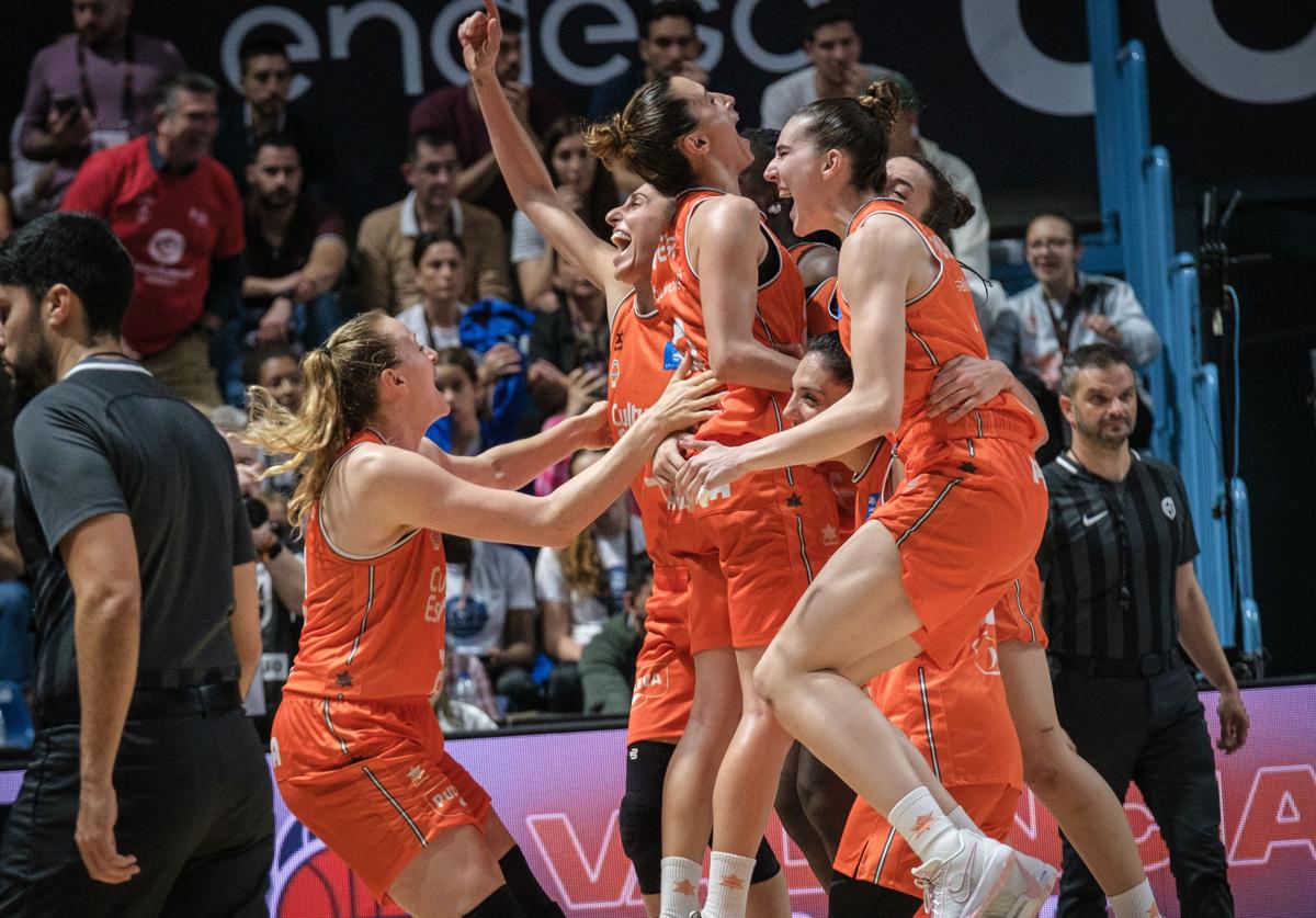 La jugadoras celebran la Copa de la Reina.