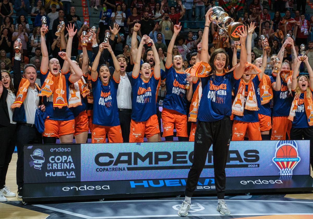 Raquel Carrera alza el trofeo de la Copa del Reina, con sus compañeras detrás.