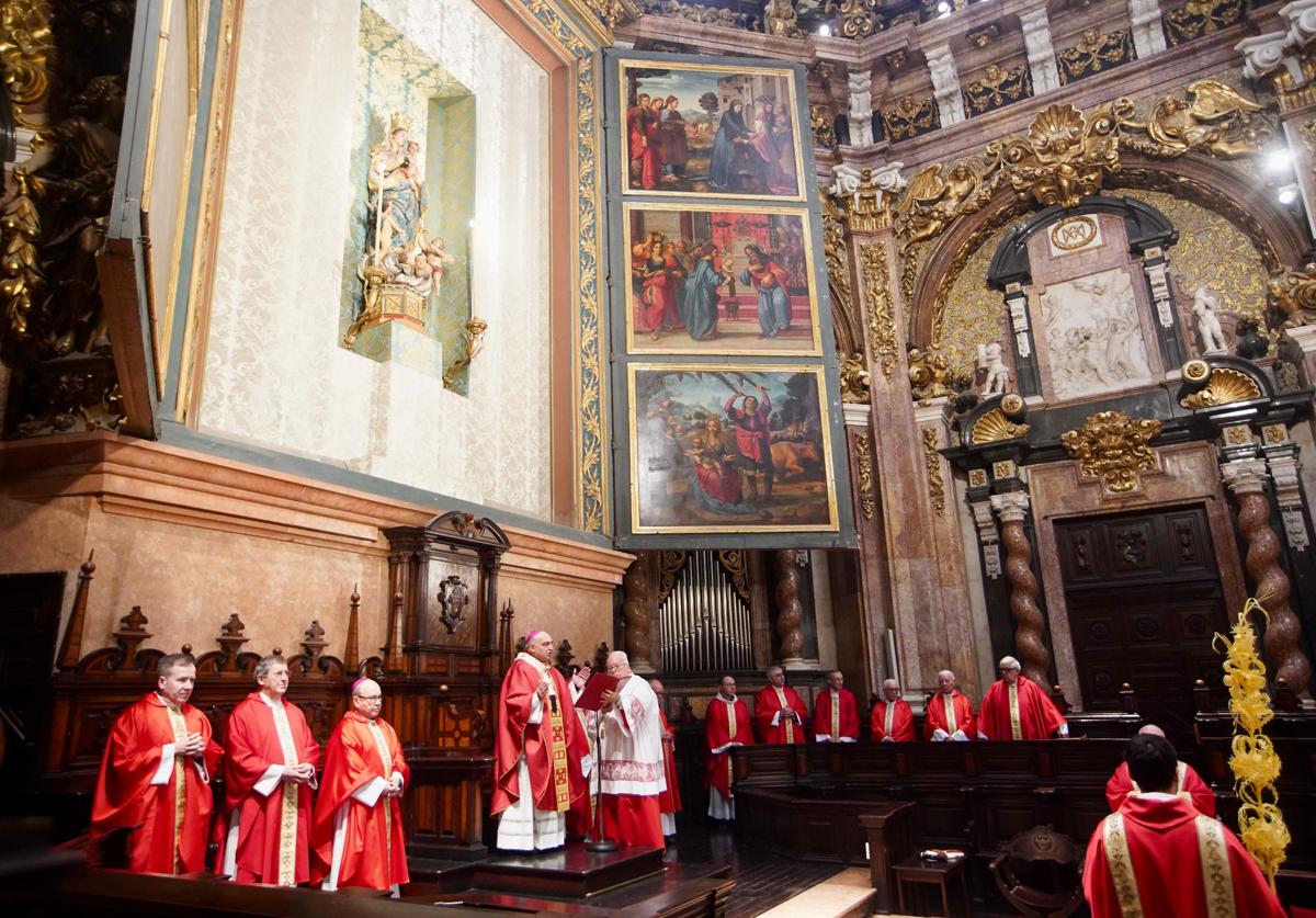 Misa del Domingo de Ramos en la Catedral de Valencia.