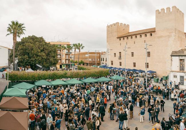 Centenares de personas, en la Festa de la Carxofa en Alaquàs.