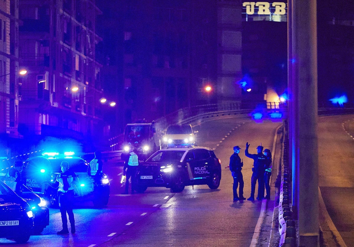 Agentes de la Policía Nacional durante un dispositivo nocturno, en una imagen de archivo.