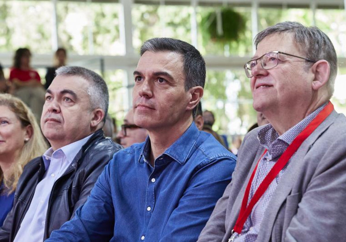 Sánchez y Puig escuchando a Morant en el congreso.