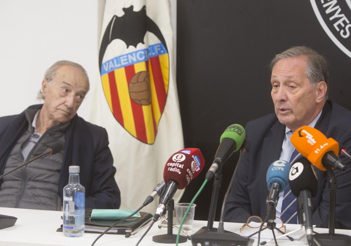 Juan Martín Queralt observa a Antonio Paños en una rueda de prensa.