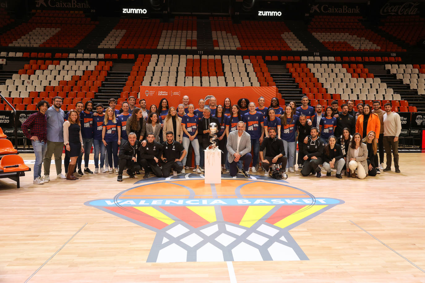 Celebración del Valencia Basket Femenino tras ganar la Copa de la Reina