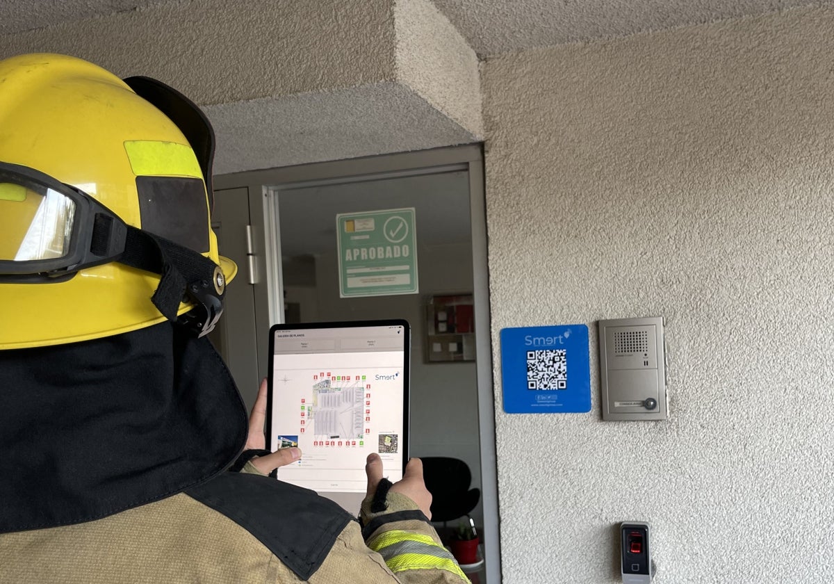 Un bombero consulta la información de un edificio mediante la tecnología de Smert.