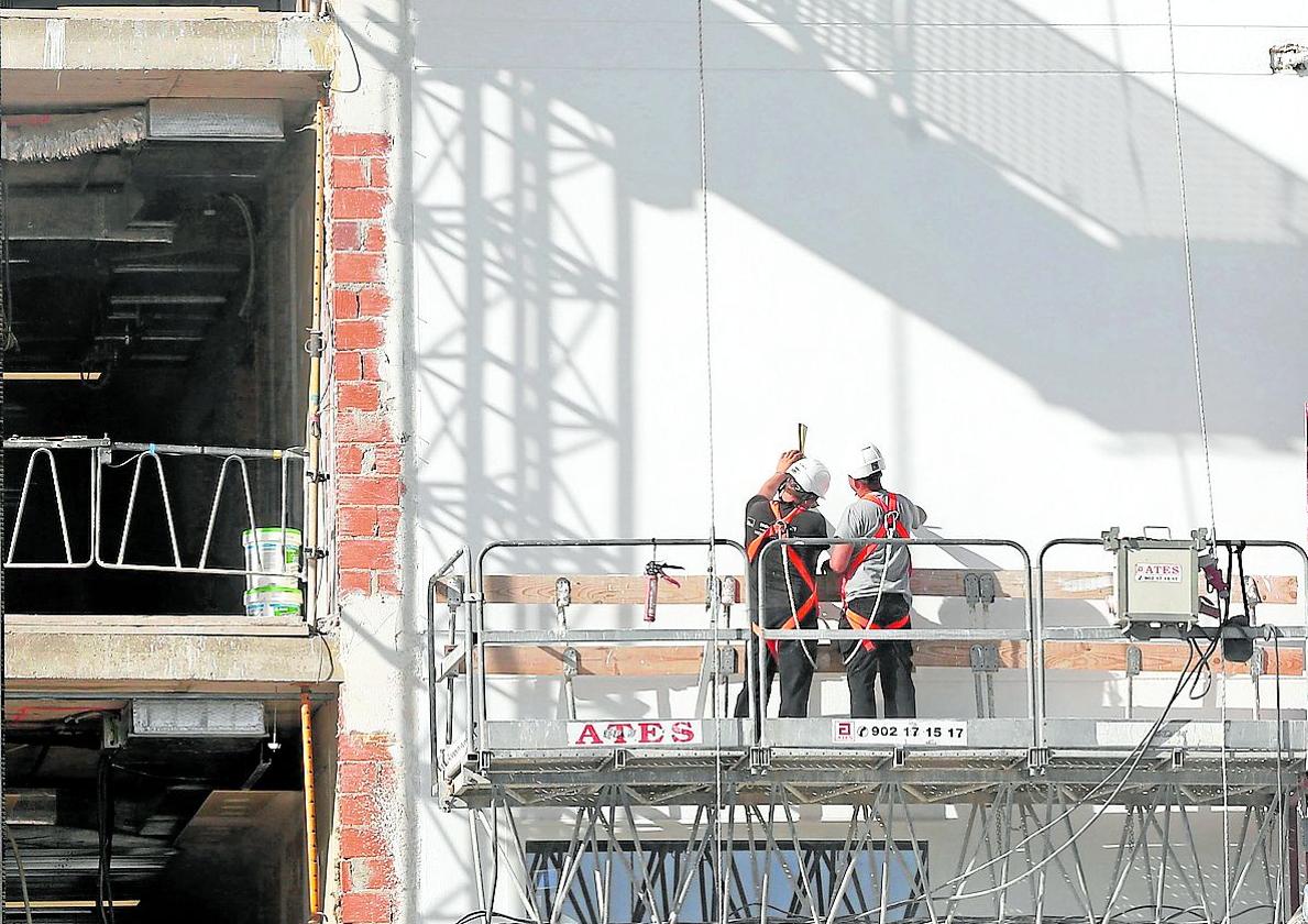 Trabajadores de la construcción en una finca.