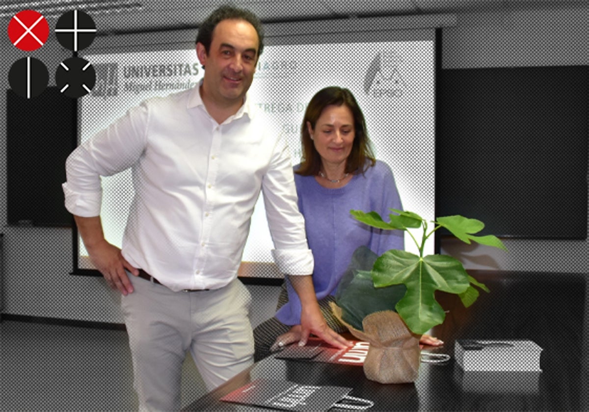 Los heladeros Fernando Sáenz y Angelines Fernández, junto al esqueje de la higuera de Miguel Hernández.