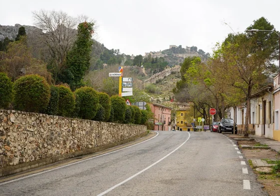 El acceso a la localidad por la carretera de Genovés.