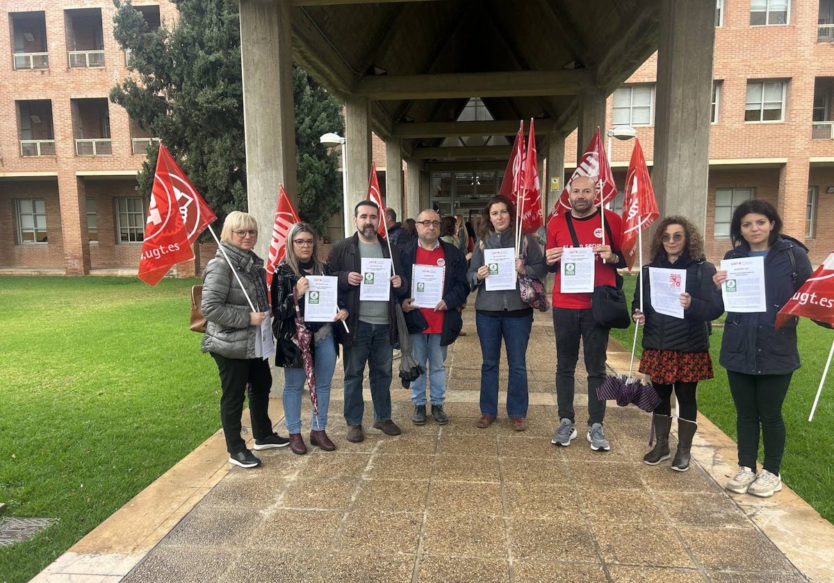 Los docentes se concentran a las puertas de la Conselleria de Educación.